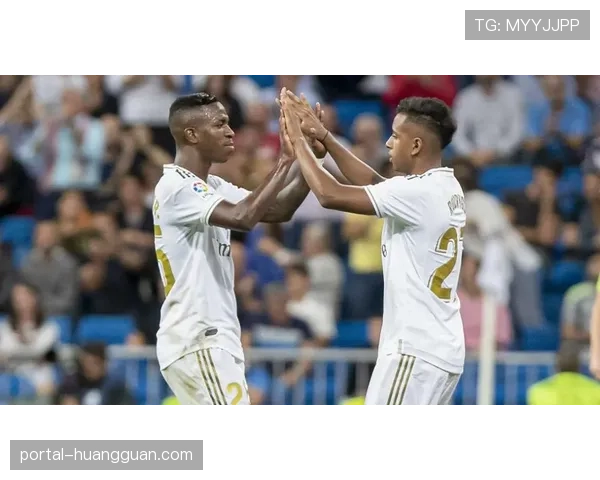 维尼修斯伤退，皇马临场变阵三中卫应对巴萨进攻